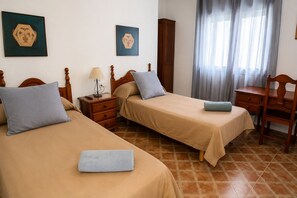 6 chambres, fer et planche à repasser, Wi-Fi, draps fournis