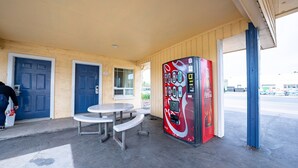 Outdoor dining - Queen Bed|Non-Smoking (Madras OR)