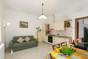 Eine moderne Küche mit Essbereich, einer Couch und einer Heizung.