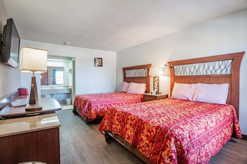 Deluxe 2 Full Beds | Walterboro