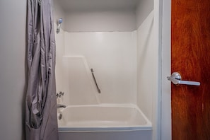 Bathroom - Deluxe 2 Full Beds | Walterboro (Walterboro SC)