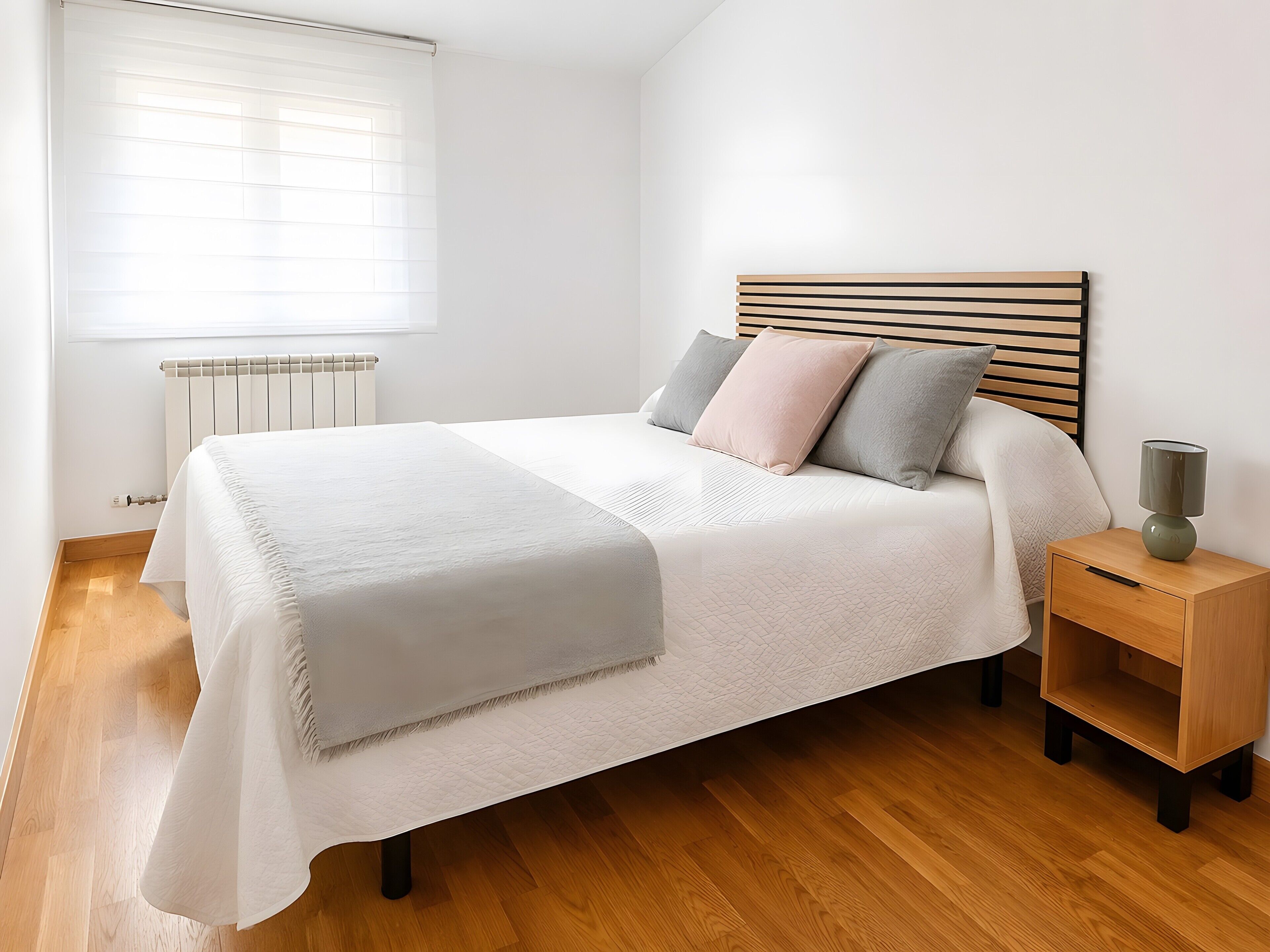 3 dormitorios, tabla de planchar con plancha, ropa de cama