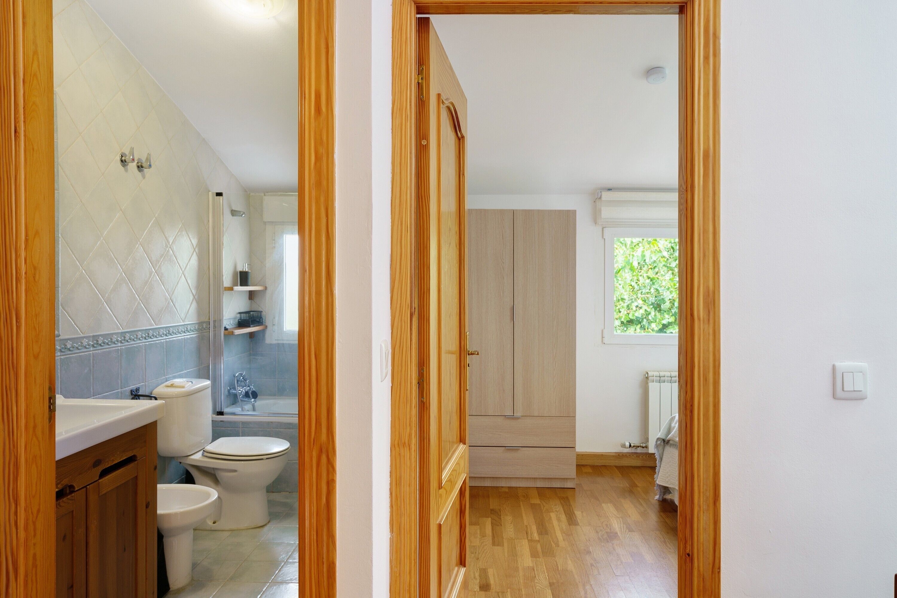 Une salle de bain avec des toilettes, un lavabo et une douche.