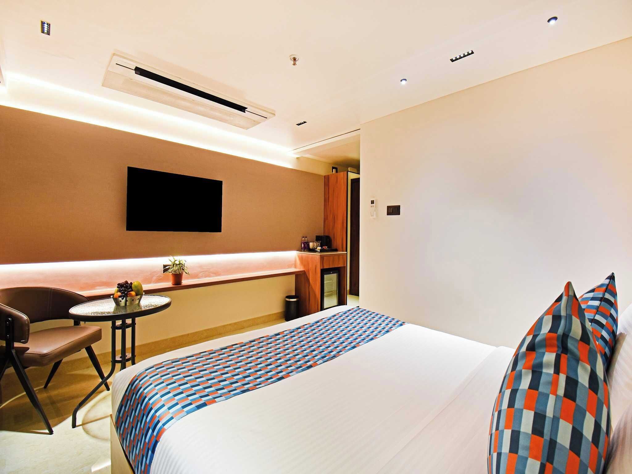 Desk, free WiFi, bed sheets