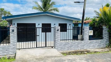 House, 3 Bedrooms | Exterior