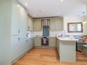 Dishwasher, cookware/dishes/utensils - Sea Vista (Bideford)