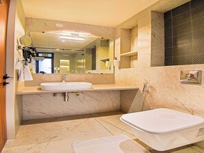Quarto casal luxo, sacada | Banheiro | Chuveiro, produtos de toalete grátis, toalhas de banho, sabonete
