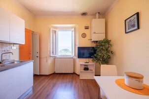 Apartamento, 1 habitación, vistas al lago | Cocina privada | Máquina de café espresso, cafetera o tetera y hervidor eléctrico