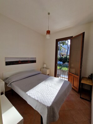 Tabla de planchar con plancha, wifi gratis y ropa de cama