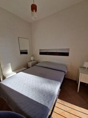2 室のベッドルーム、アイロン / アイロン台、WiFi (無料)、ベッドシーツ