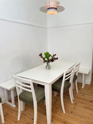 Appartement, animaux de compagnie acceptés, vue cour intérieure | Restauration