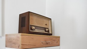Ein altes Radio auf einer Holzkassette mit Schubladen.