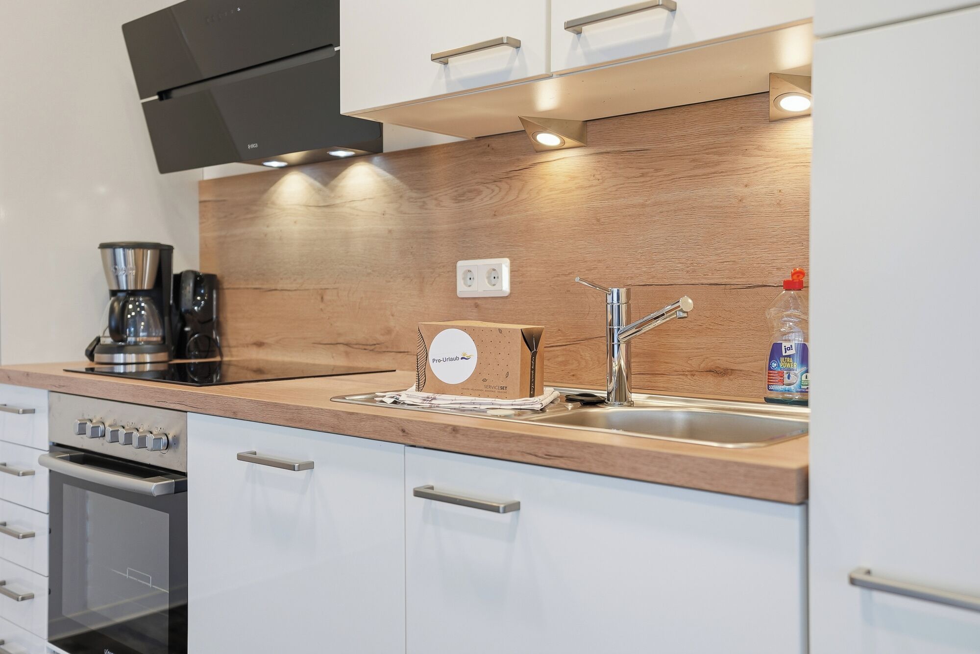 Wasserkocher mit Kaffee-/Teezubehör, Kühlschrank, Mikrowelle, Ofen