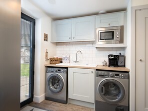 Dishwasher, cookware/dishes/utensils - Summerset Lodge (Bamburgh)