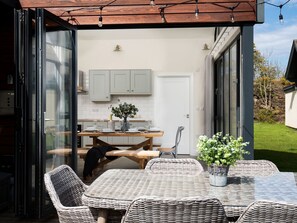 Outdoor dining - Summerset Lodge (Bamburgh)