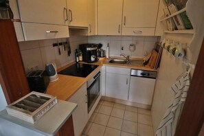 Coffee/tea maker, fridge, oven, stovetop - Stylish and authentic vacation rental in Friedrichskoog – Perfectly located (Friedrichskoog)