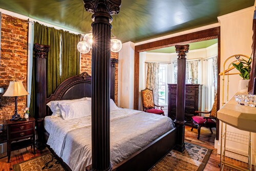 Historic Maryville Charm  Private Ensuite