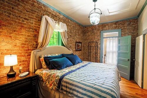 Historic Maryville Charm  Private Ensuite