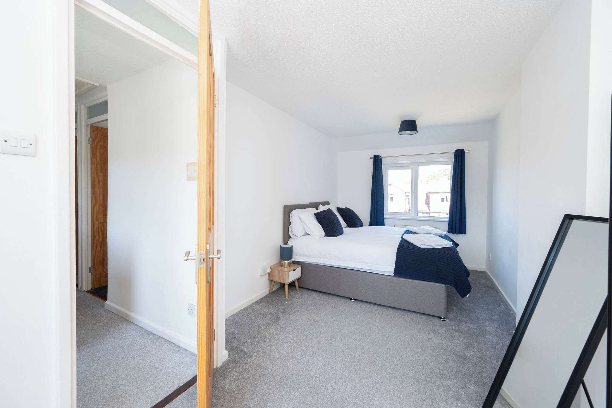 Desk, iron/ironing board, WiFi, bed sheets