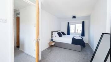 Desk, iron/ironing board, WiFi, bed sheets