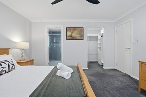 Iron/ironing board, WiFi, bed sheets - The Gledswood Residence | Luxury 4BR Sleeps 10 (Gledswood Hills)