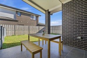 Outdoor dining - The Gledswood Residence | Luxury 4BR Sleeps 10 (Gledswood Hills)