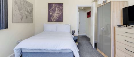 Iron/ironing board, WiFi, bed sheets