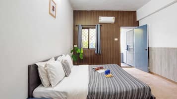 Desk, free WiFi, bed sheets