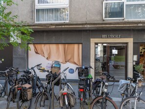 A building with a storefront named 'RES. L'ESCALLE' and a row of bicycles parked outside. - Centrally located Sea You Again by Interhome (Blankenberge)