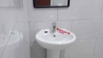 Articles de toilette gratuits, sèche-cheveux, chaussons