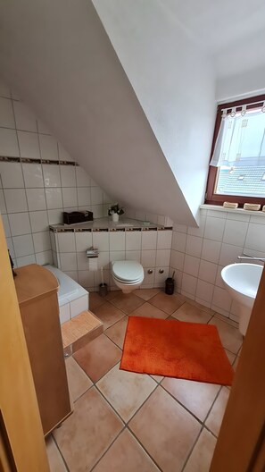 Bathroom - Holiday Home 'Reihenhaus Römmer' with Wi-Fi (Altenstadt)