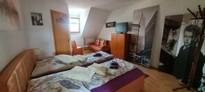 Room - Holiday Home 'Reihenhaus Römmer' with Wi-Fi (Altenstadt)