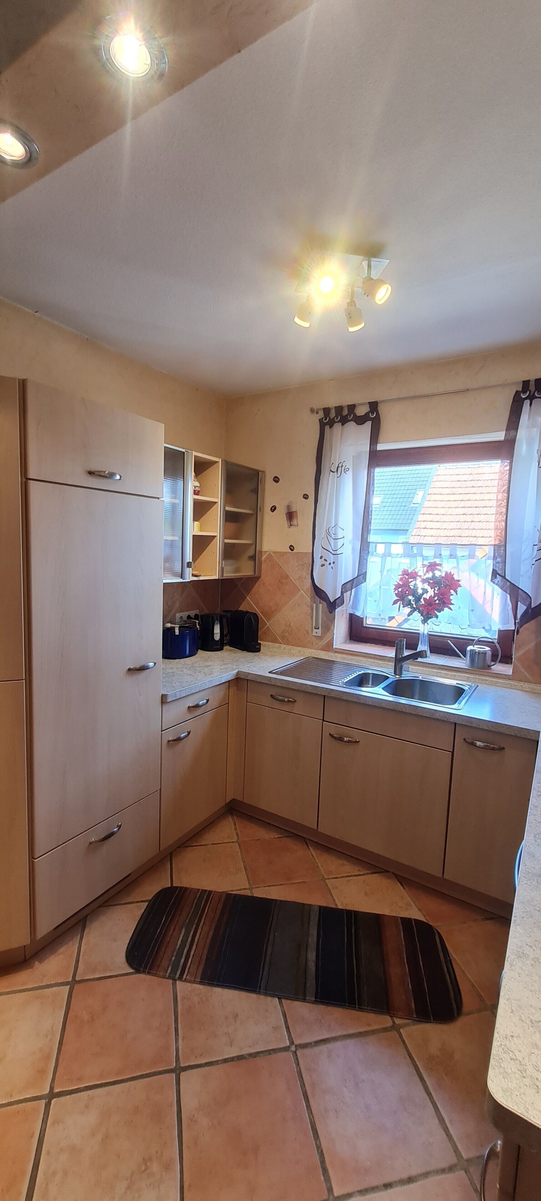 Wasserkocher mit Kaffee-/Teezubehör, Kühlschrank, Mikrowelle, Ofen
