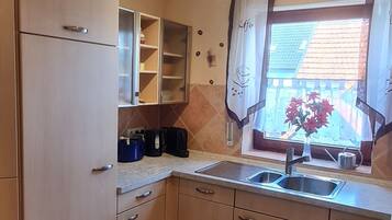 Wasserkocher mit Kaffee-/Teezubehör, Kühlschrank, Mikrowelle, Ofen