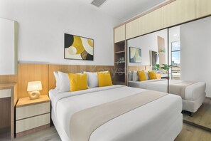 Ein modernes Hotelzimmer mit einem großen Bett, Nachttischen, einem Spiegel und einem an der Wand befestigten Kunstwerk.