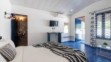 Premium Room | Desk, iron/ironing board (on request), free WiFi, bed sheets