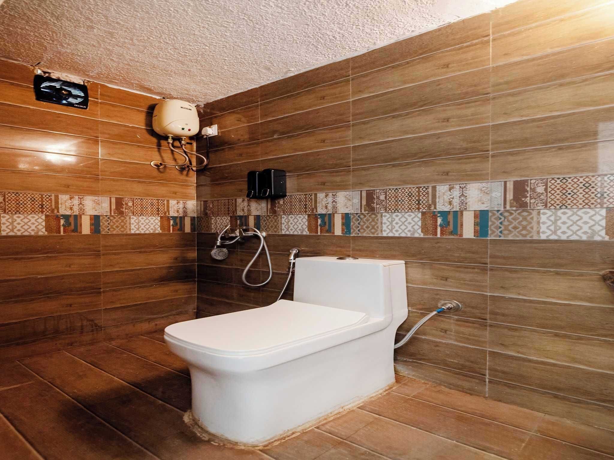Premium Room | Bathroom | Shower, free toiletries, towels, soap