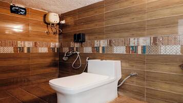 Premium Room | Bathroom | Shower, free toiletries, towels, soap