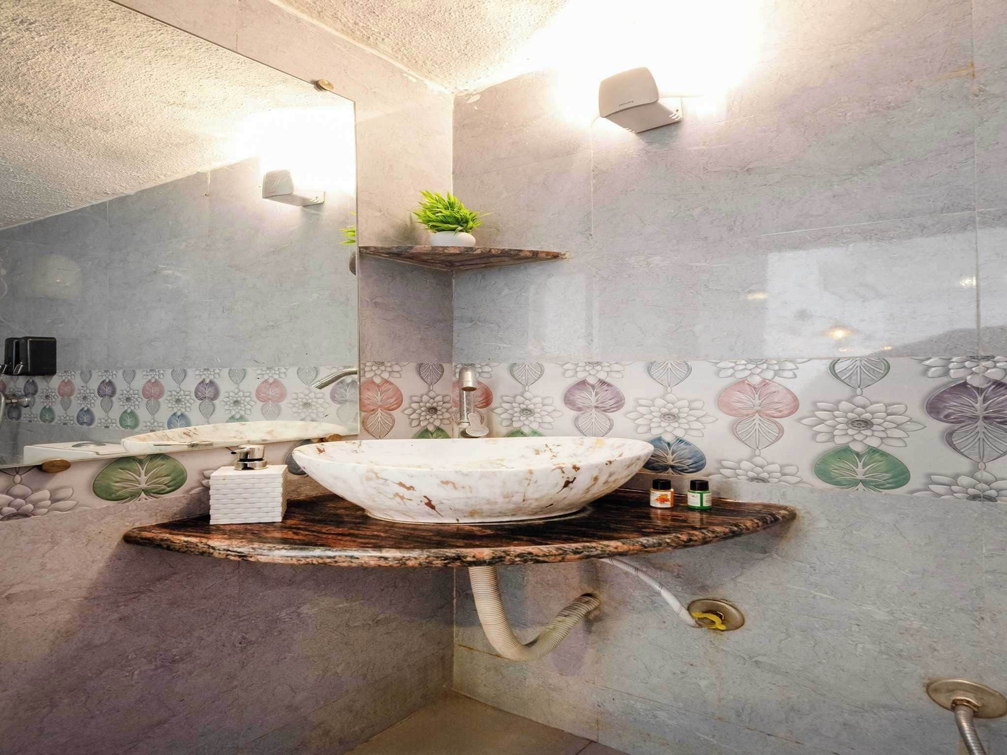 Premium Room | Bathroom | Shower, free toiletries, towels, soap