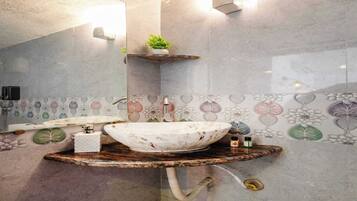 Premium Room | Bathroom | Shower, free toiletries, towels, soap