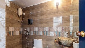 Premium-værelse | Badeværelse | Bruser, gratis toiletartikler, håndklæder, Sæbe