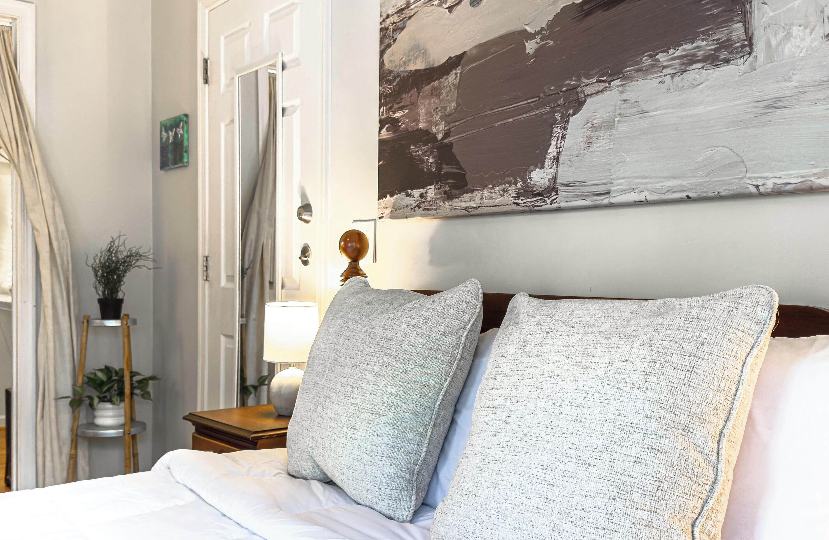 1 bedroom, desk, travel crib, WiFi (free)