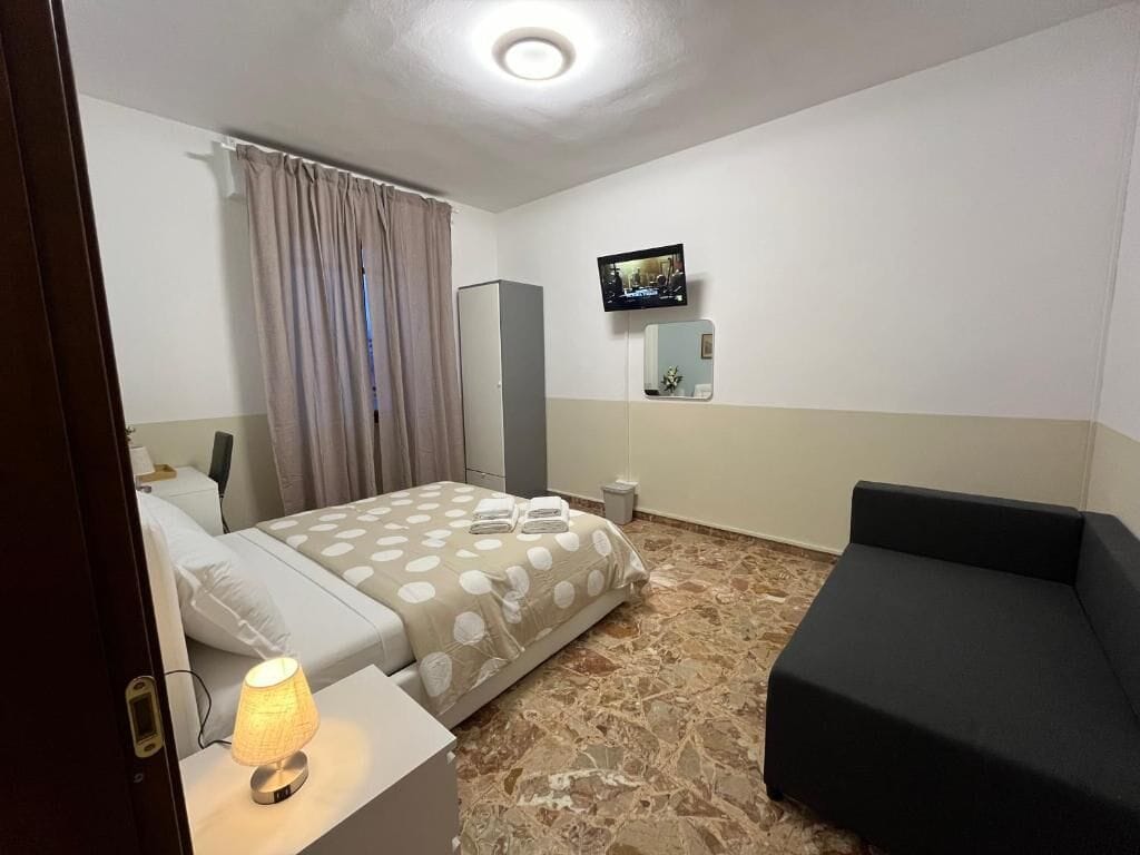 Chambre classique double, vue sur la ville | Bureau, espace de travail pour ordinateurs portables