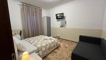 Chambre classique double, vue sur la ville | Bureau, espace de travail pour ordinateurs portables