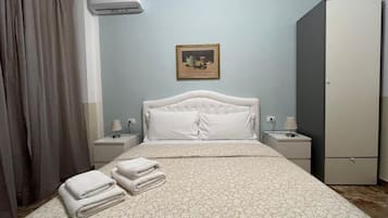 Chambre classique double, vue sur la ville | Bureau, espace de travail pour ordinateurs portables