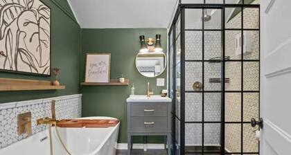Luxury Tiny Home + Fast Wi-Fi + Near the Tennessee River + Garden Tub