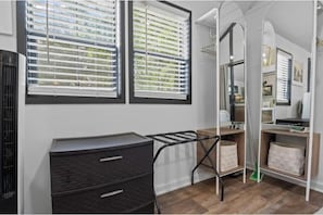 Interior - Luxury Tiny Home + Fast Wi-Fi + Near the Tennessee River + Garden Tub (Camden)