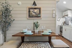 Dining - Luxury Tiny Home + Fast Wi-Fi + Near the Tennessee River + Garden Tub (Camden)
