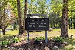Property grounds - Luxury Tiny Home + Fast Wi-Fi + Near the Tennessee River + Garden Tub (Camden)