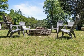 Property grounds - Luxury Tiny Home + Fast Wi-Fi + Near the Tennessee River + Garden Tub (Camden)